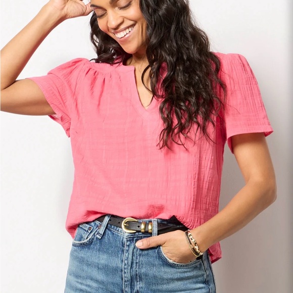 Evereve Tops - Shelby Textured Split Neck Top XL Sun-kissed coral
Evereve